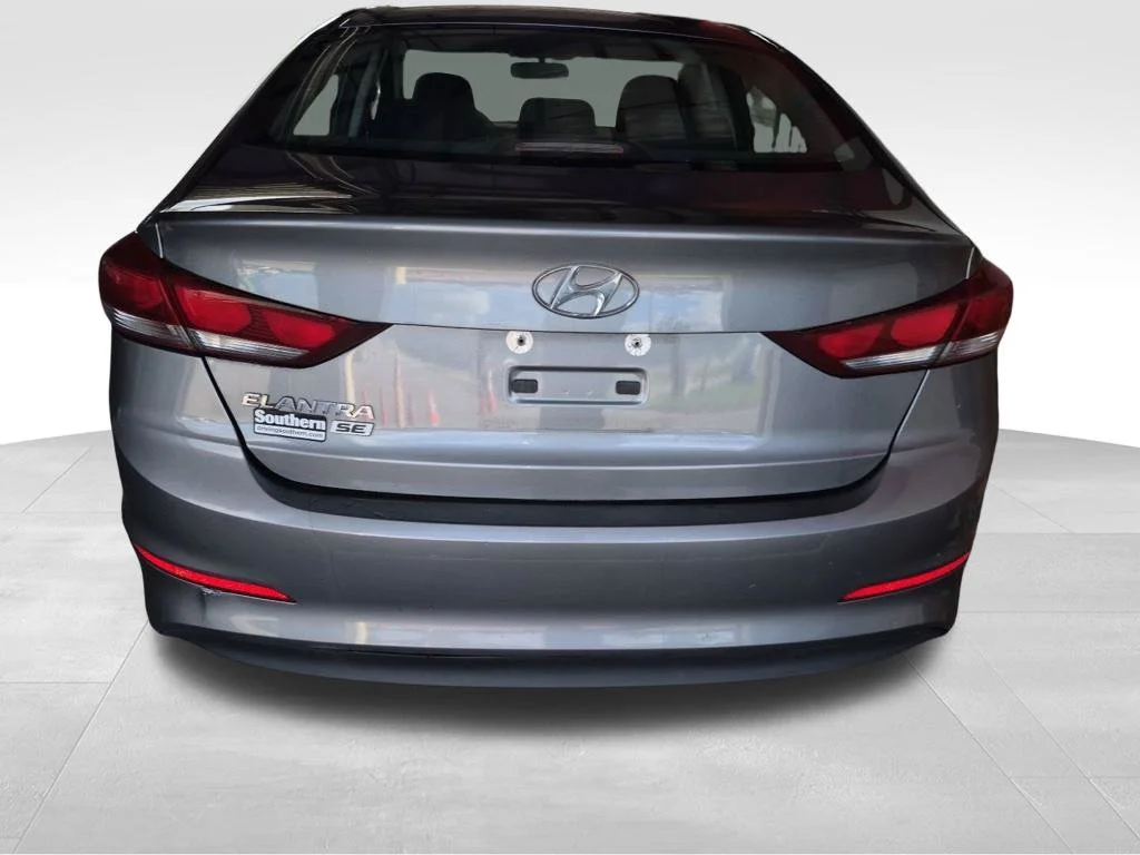 Used 2018 Gray Hyundai SE image 3