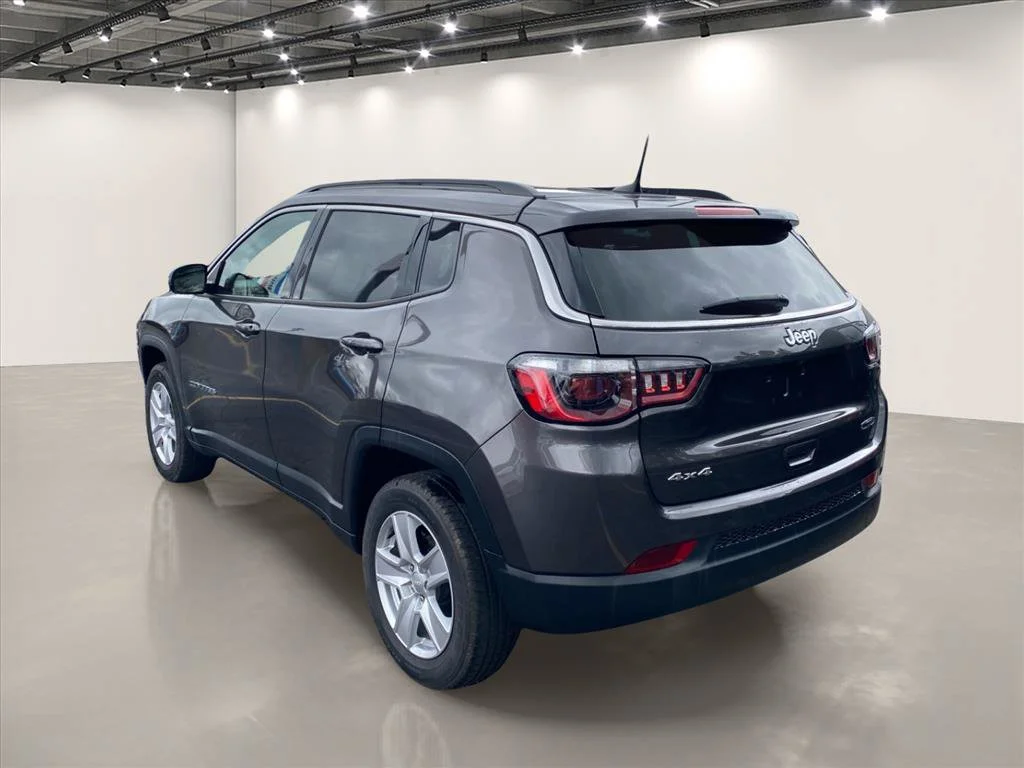 Used 2022 Granite Crystal Metallic Clearcoat Jeep Latitude image 5