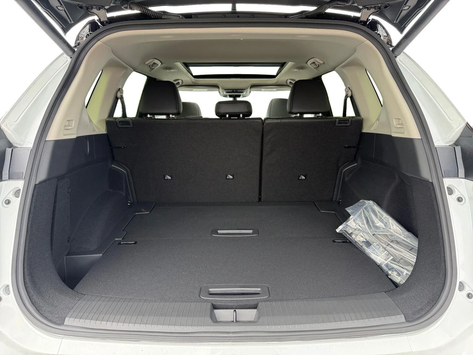 New 2026 Everest White Pearl/Super Black Nissan Platinum image 23