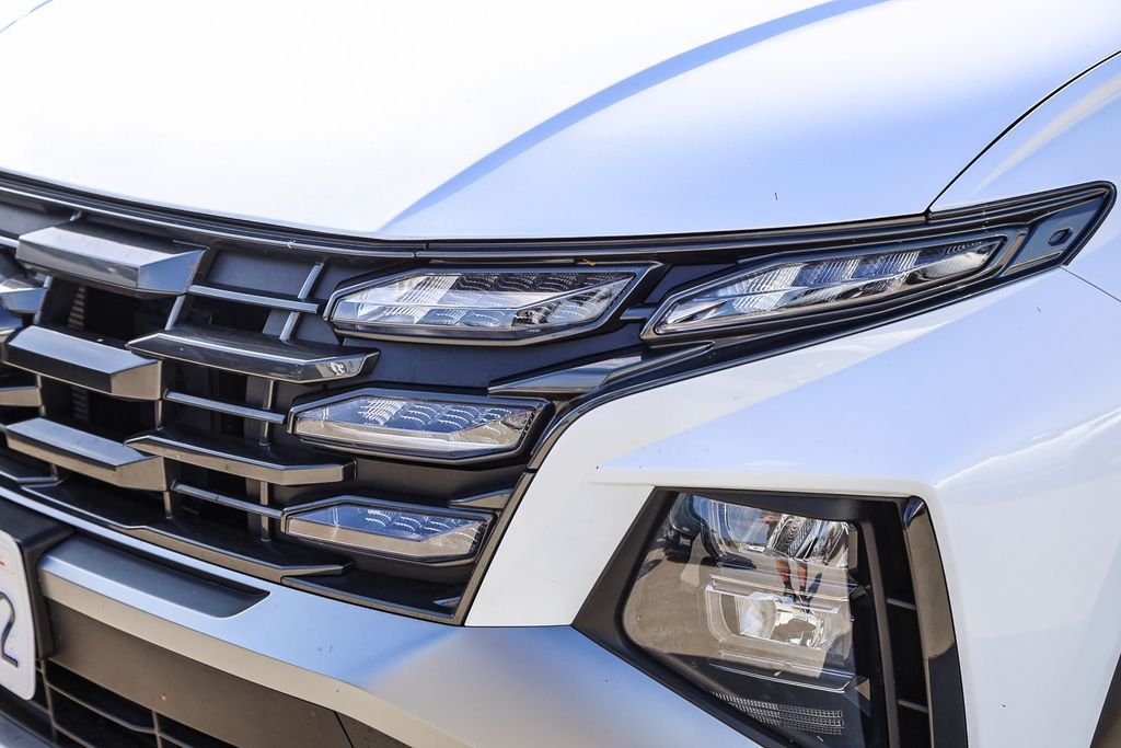 Used 2025 White Hyundai SEL image 4