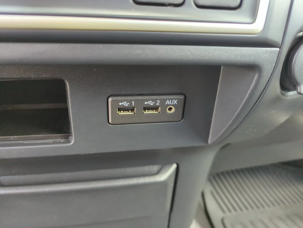 Used 2019 White Nissan S image 30