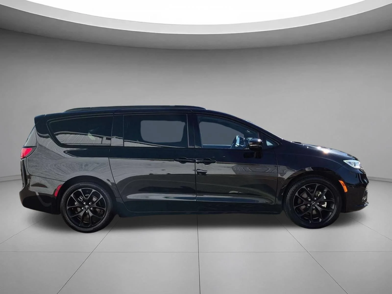 Used 2025 Diamond Black Crystal Pearlcoat Chrysler Limited image 6