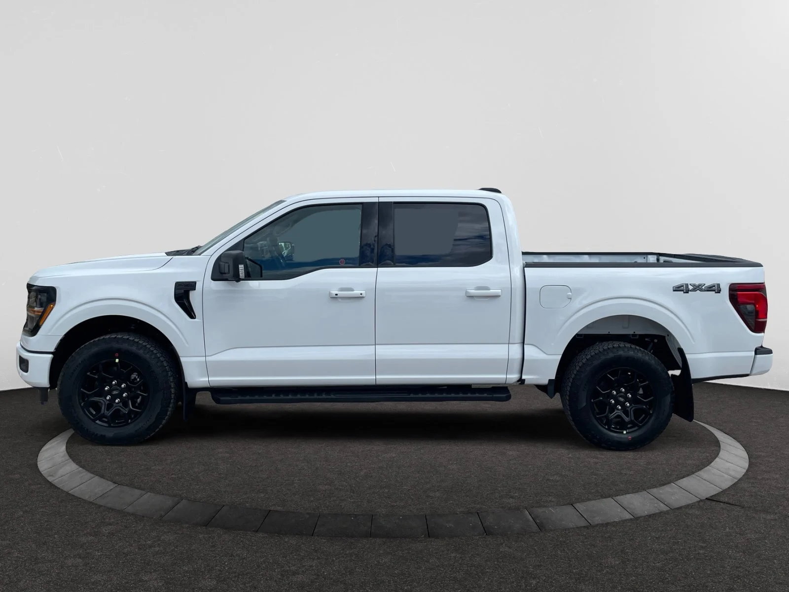 New 2026 Oxford White Ford XLT image 2