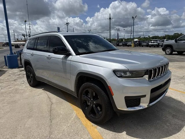 Used 2024 Silver Jeep Laredo image 5