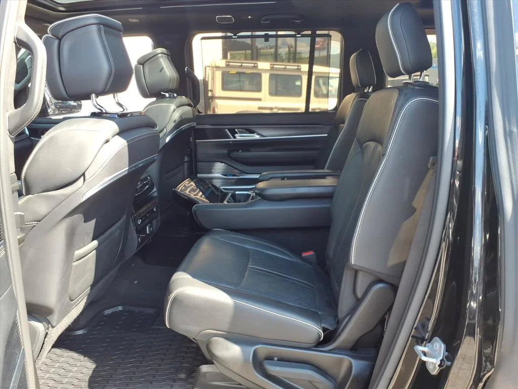 Used 2023 Diamond Black Crystal Pearlcoat Jeep Series II Obsidian image 12