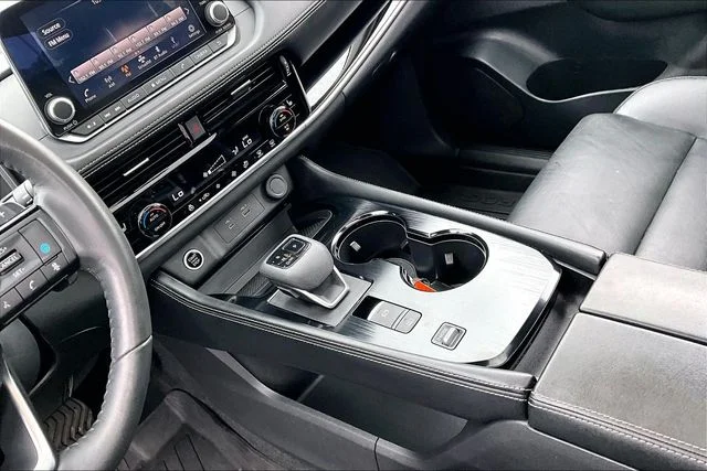Used 2023 White Nissan SL image 15