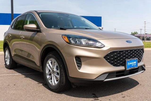 Used 2021 Gold Ford SE image 4