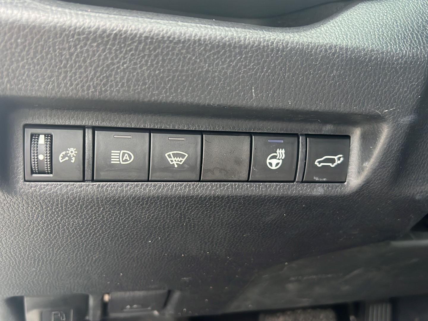 Used 2022 Blizzard Pearl Toyota XLE Premium image 21