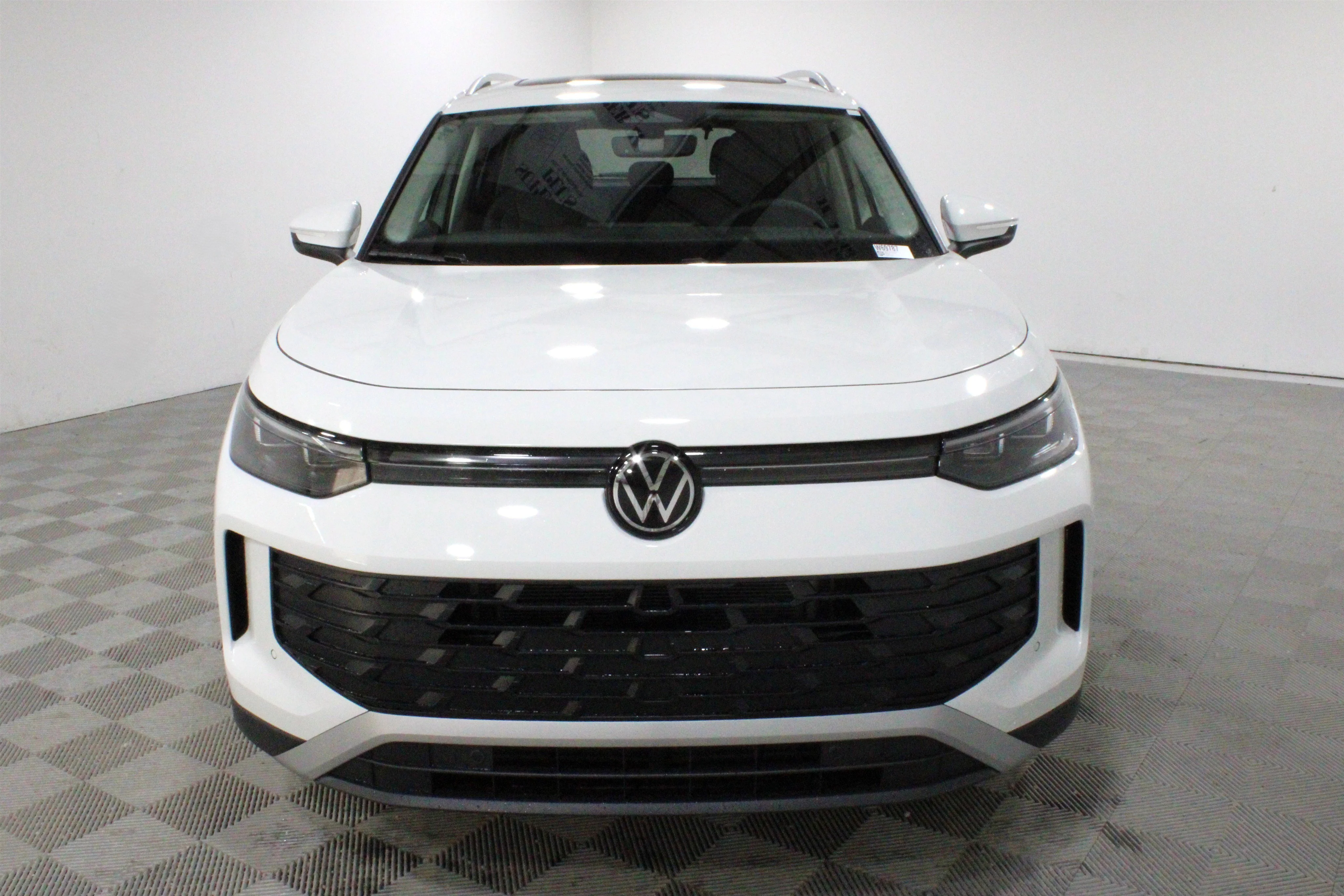 New 2026 Pure White Volkswagen SE image 31