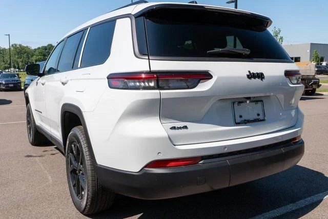 New 2026 Bright White Clear-Coat Exterior Paint Jeep Altitude image 7