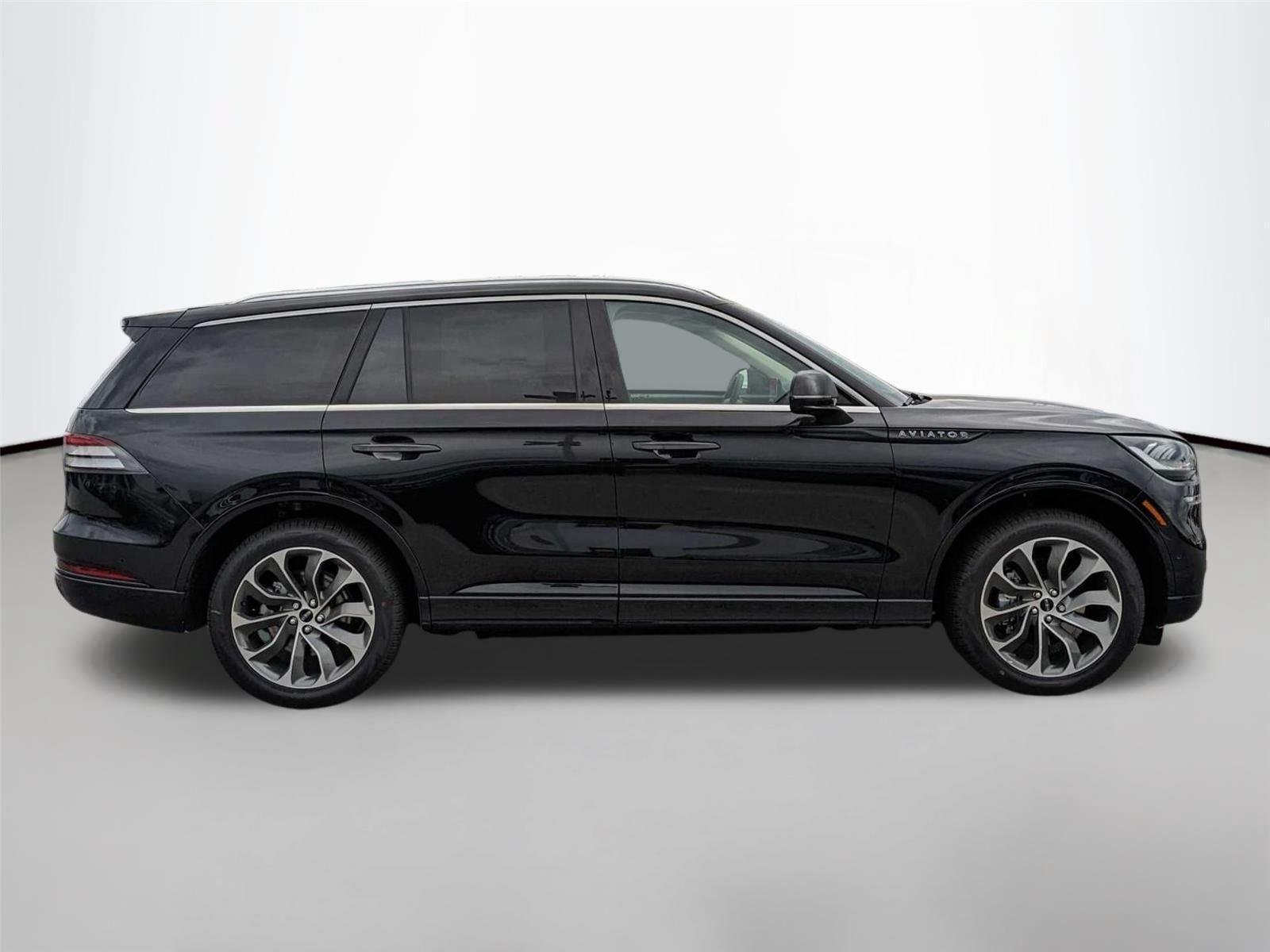Used 2023 Infinite Black Metallic Lincoln Grand Touring image 4