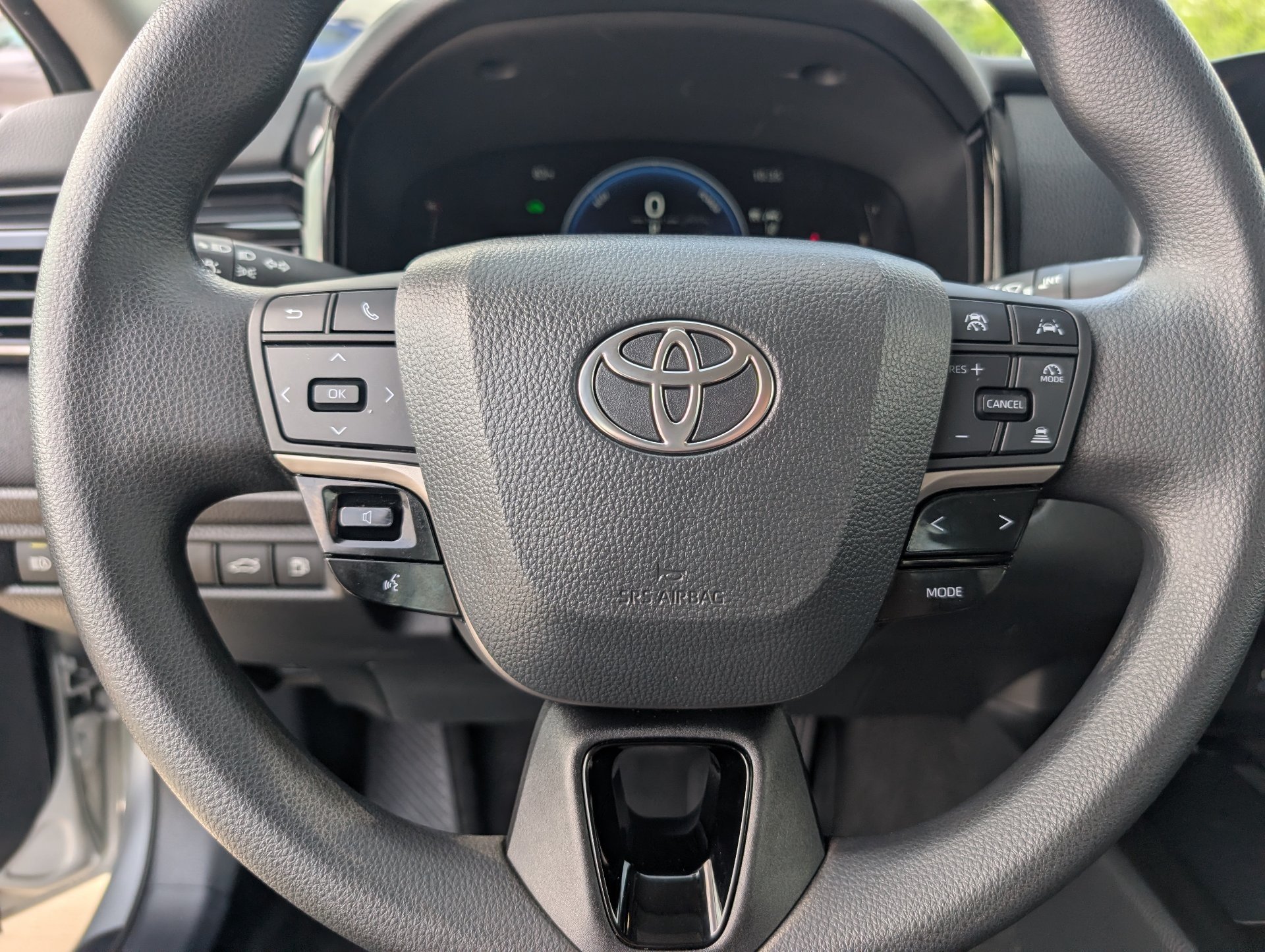 2025 Toyota Camry LE - Photo 12