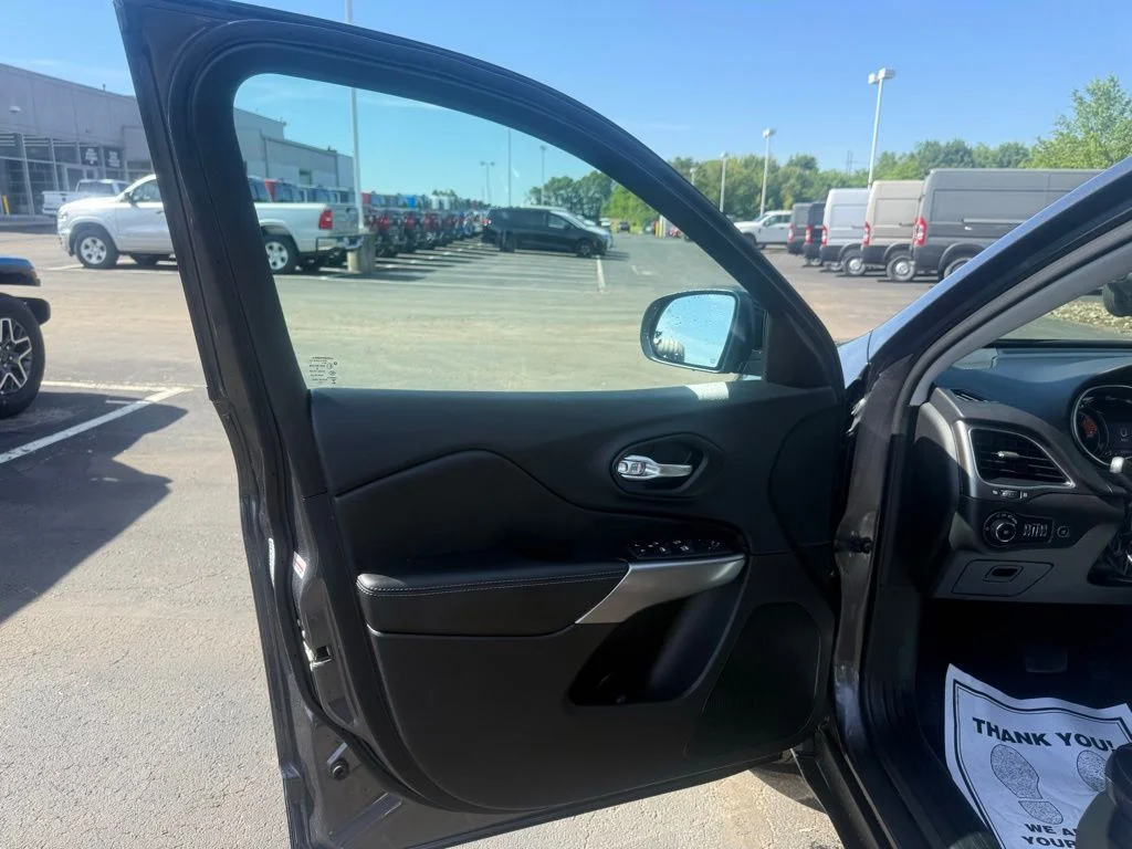 Used 2022 Gray Jeep Latitude Lux image 10
