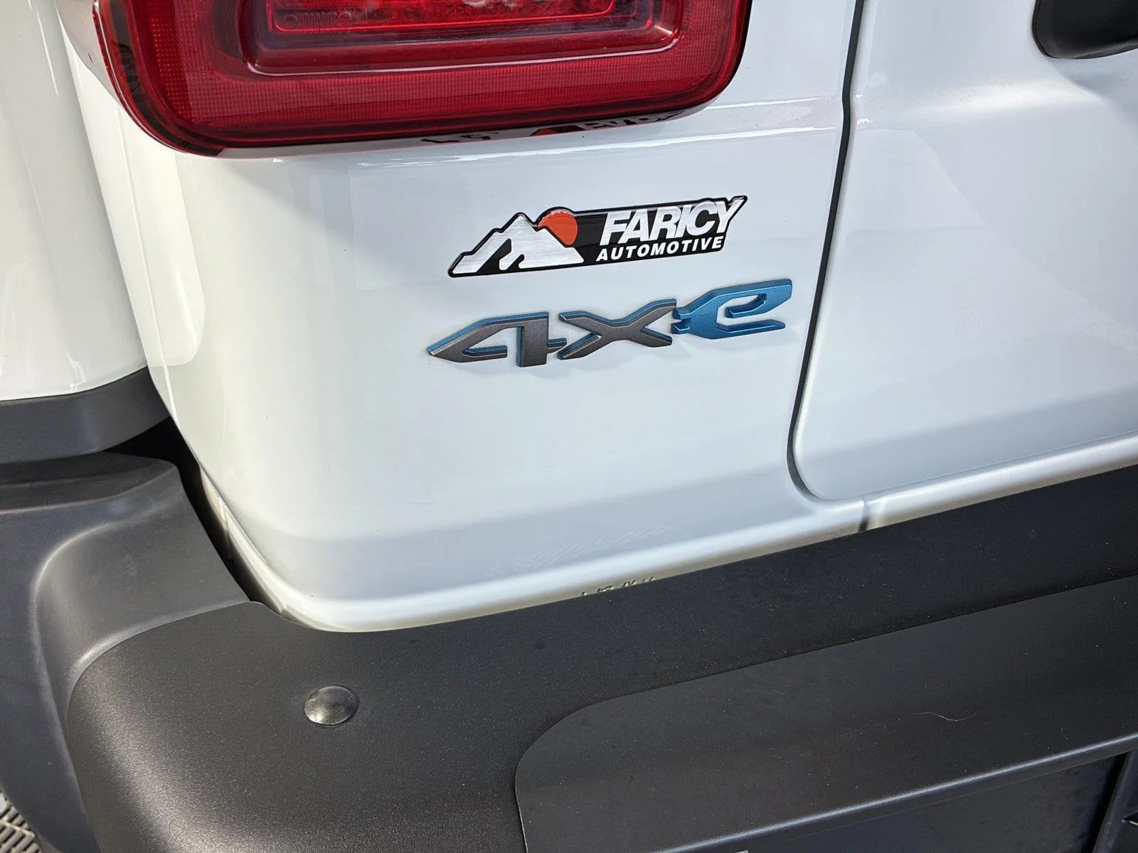 Used 2024 Bright White Clearcoat Jeep Rubicon X image 8