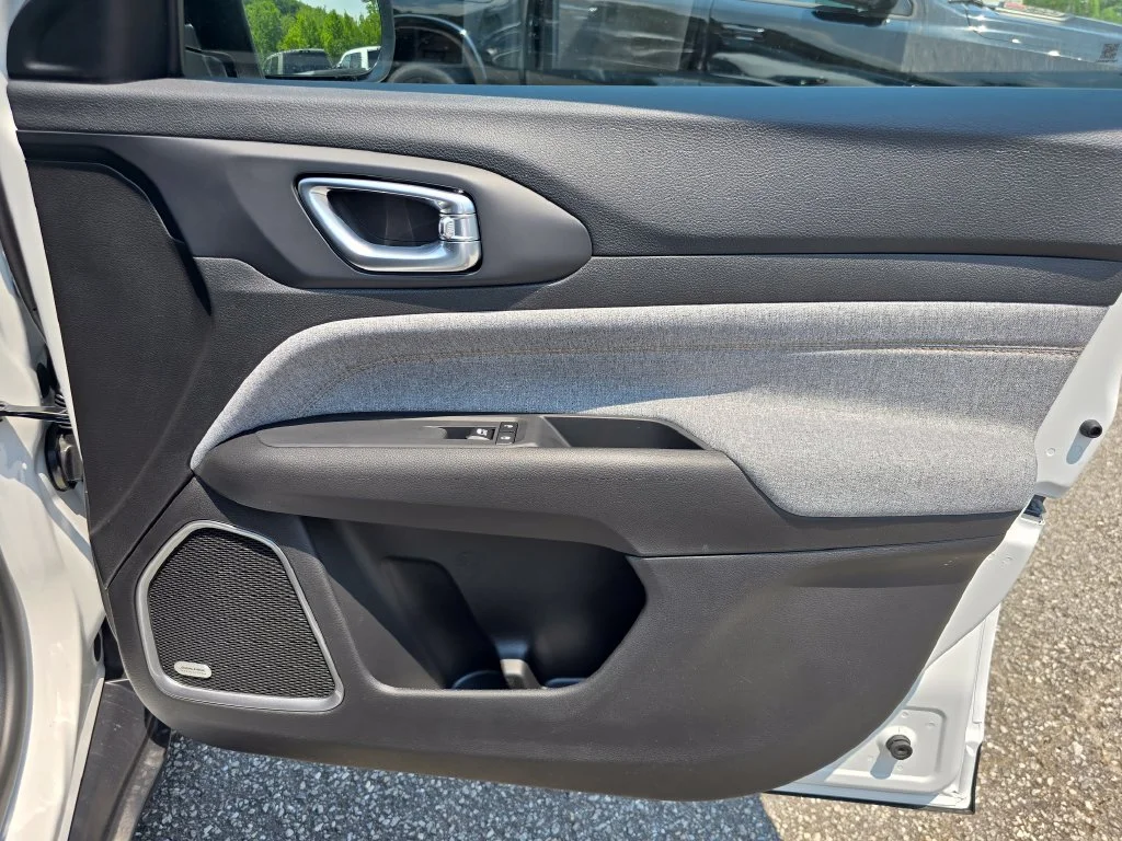 New 2026 White Jeep Latitude image 36