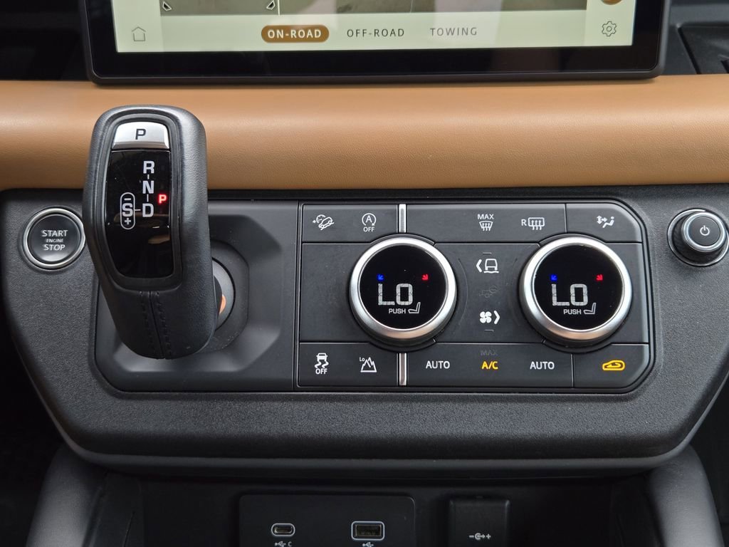 Used 2024 White Land Rover X-Dynamic SE image 14
