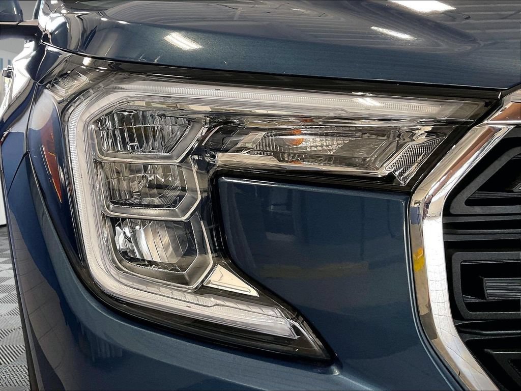 Used 2024 Downpour Metallic GMC SLE image 33