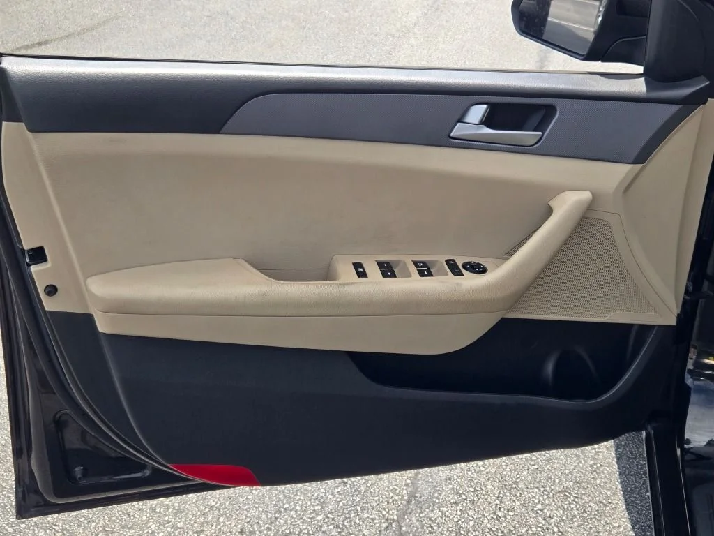 Used 2017 Black Hyundai SE image 17