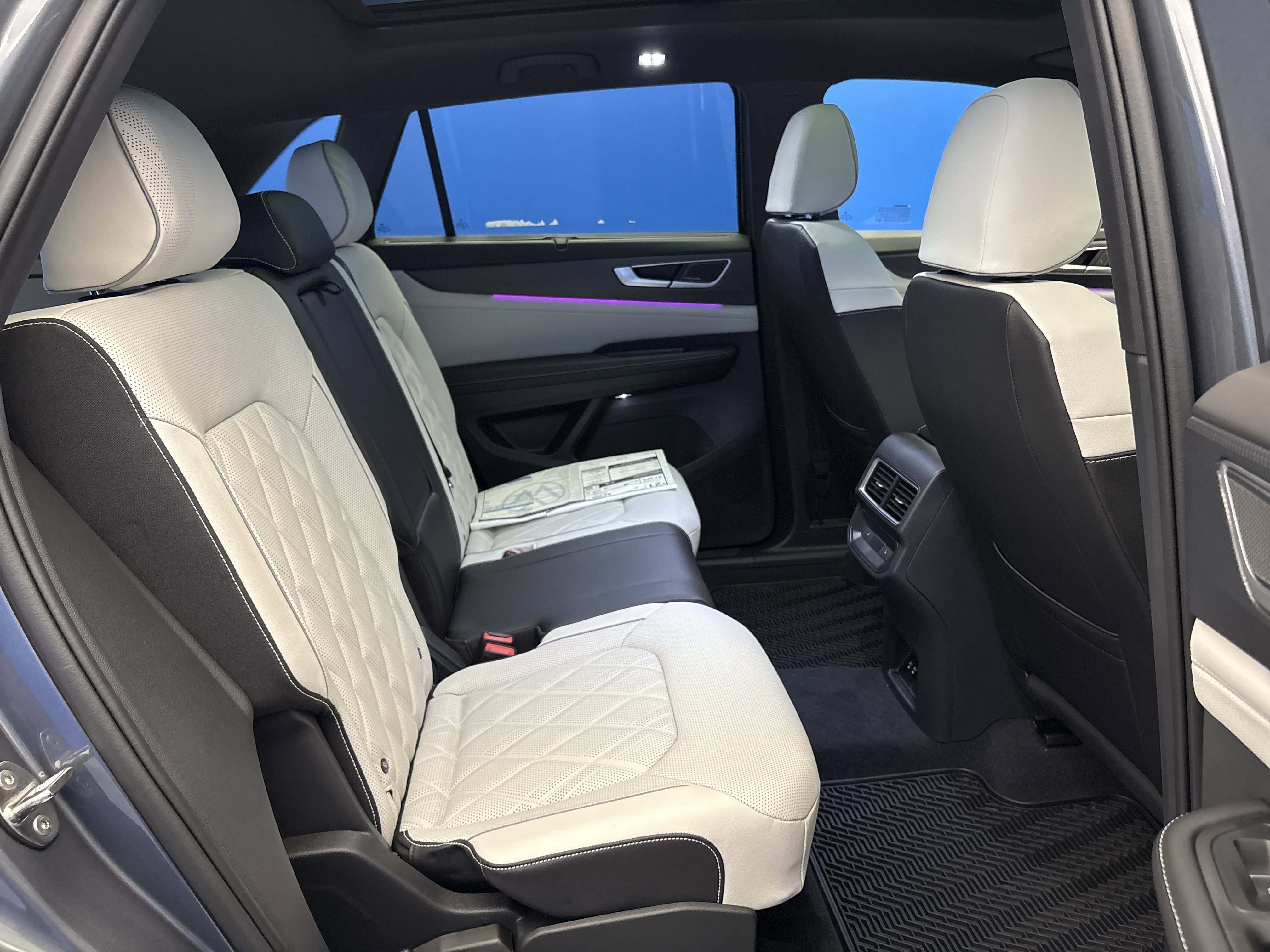 2025 Volkswagen Atlas Cross Sport SEL Premium R-LINE - Photo 26