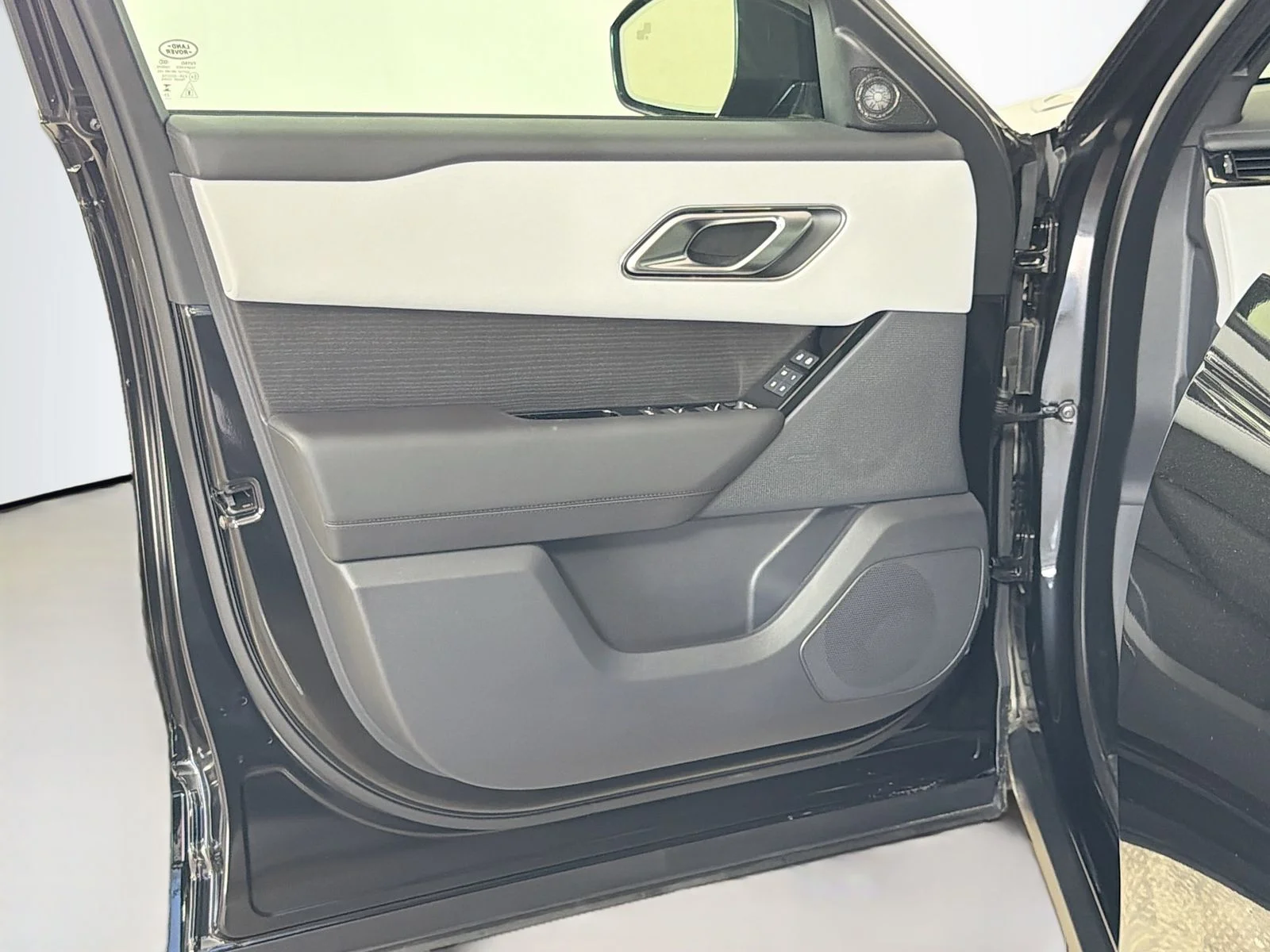 New 2026 Santorini Black Land Rover Dynamic SE image 21