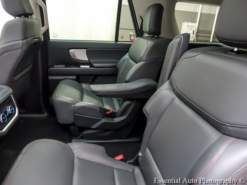 Used 2025 Oxford White Ford Active image 13