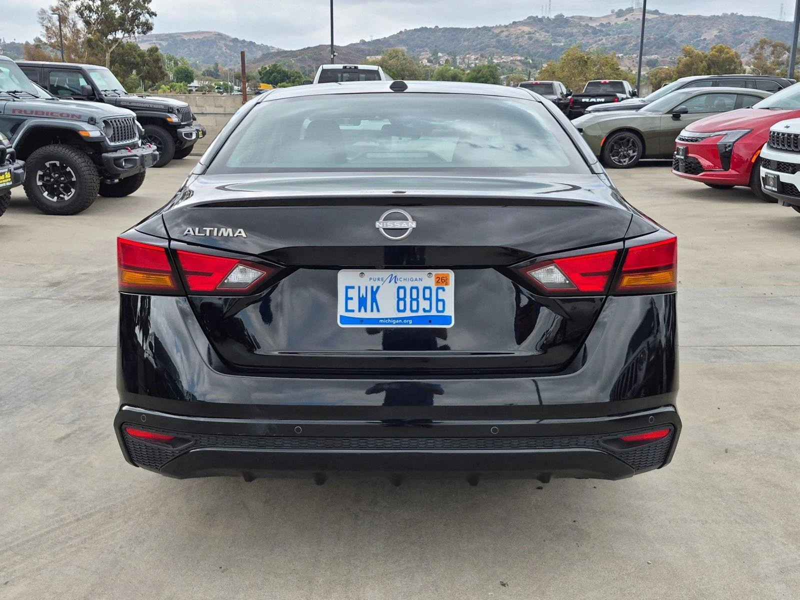 Used 2025 Super Black Nissan SV image 5
