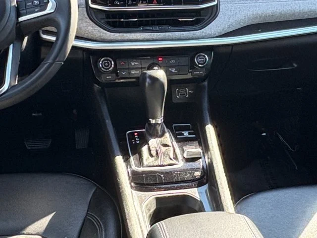 Used 2024 Bright White Clearcoat Jeep Latitude image 17