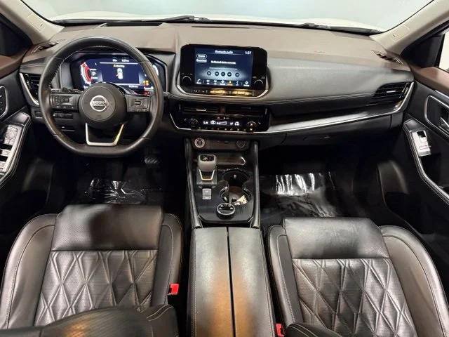 Used 2021 White Nissan Platinum image 31