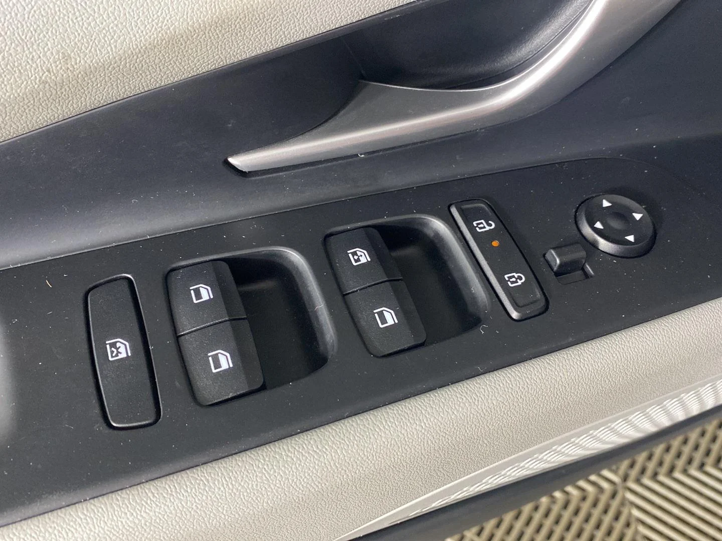 Used 2024 Fluid Metal Hyundai Limited image 27