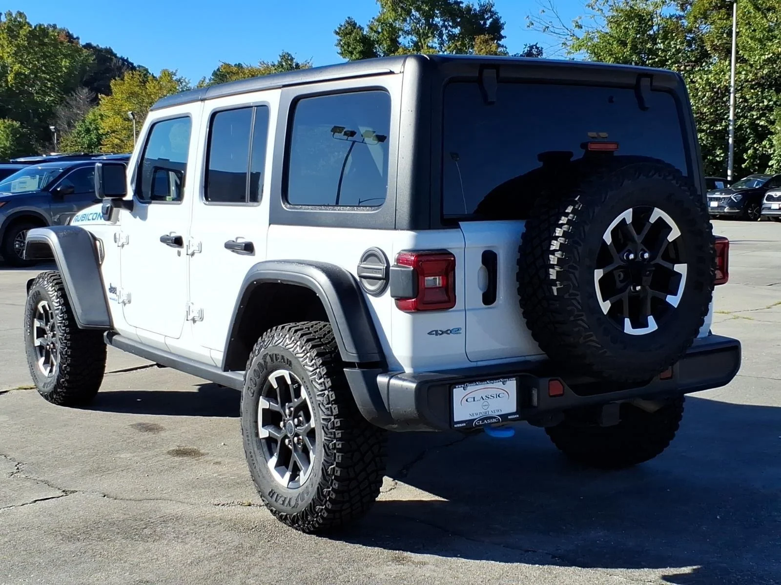 Used 2024 Bright White Clearcoat Jeep Rubicon image 9