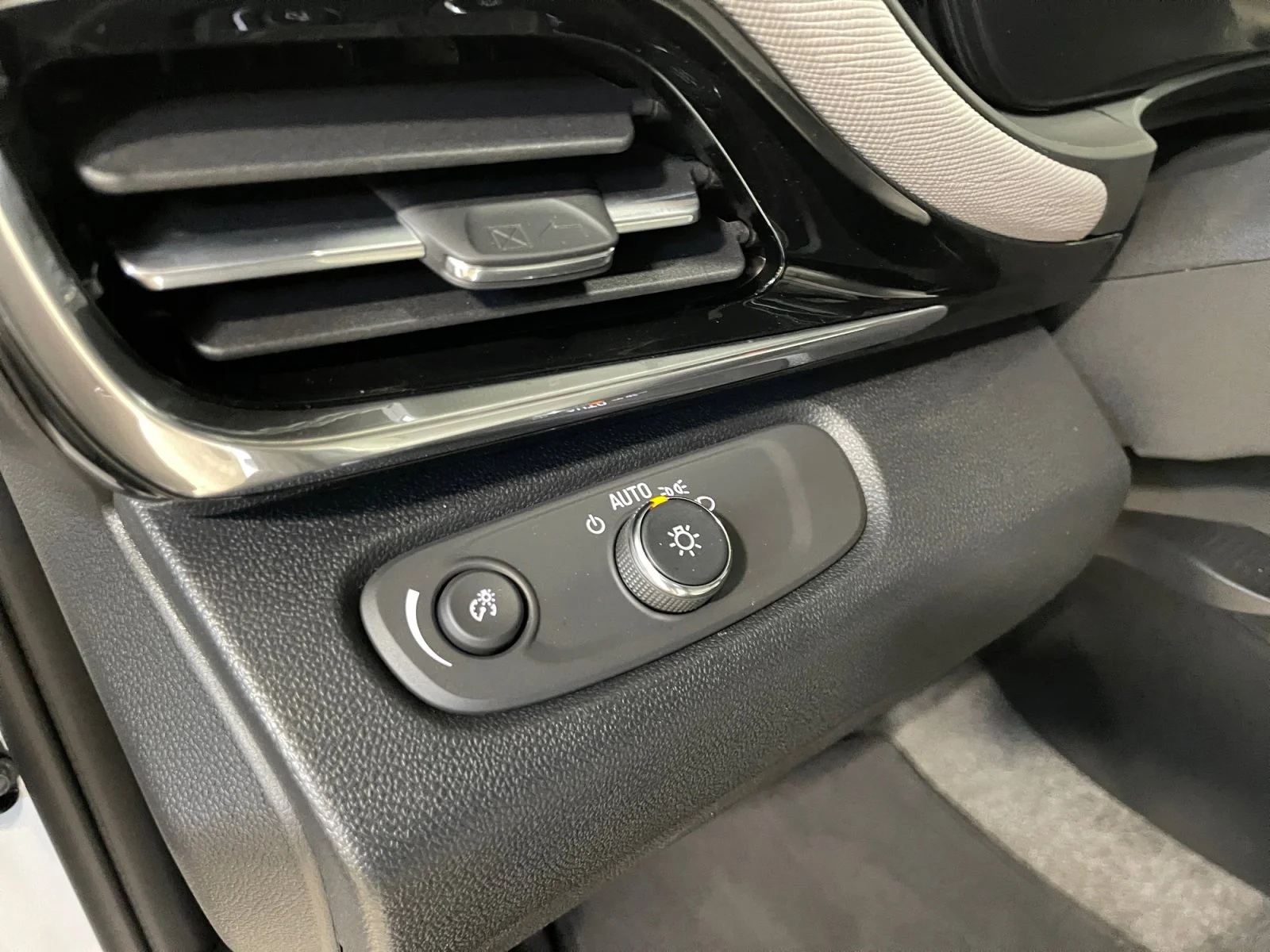 New 2026 White Frost Tricoat Buick Avenir image 14