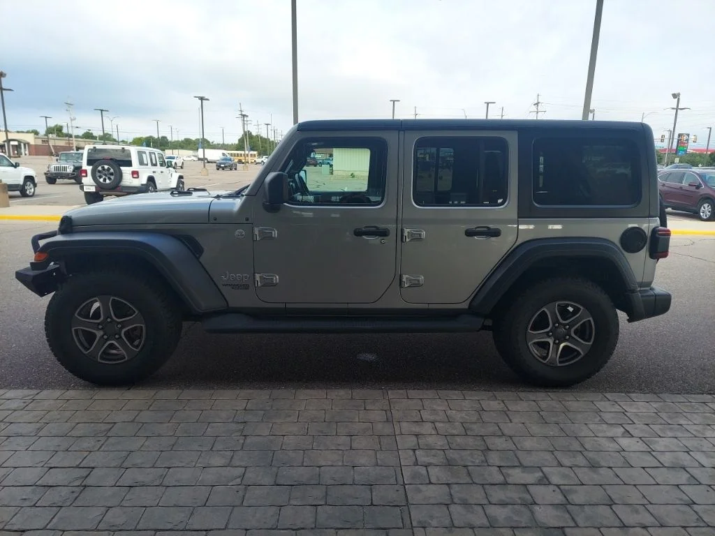Used 2018 Silver Jeep Unlimited Sport S image 4