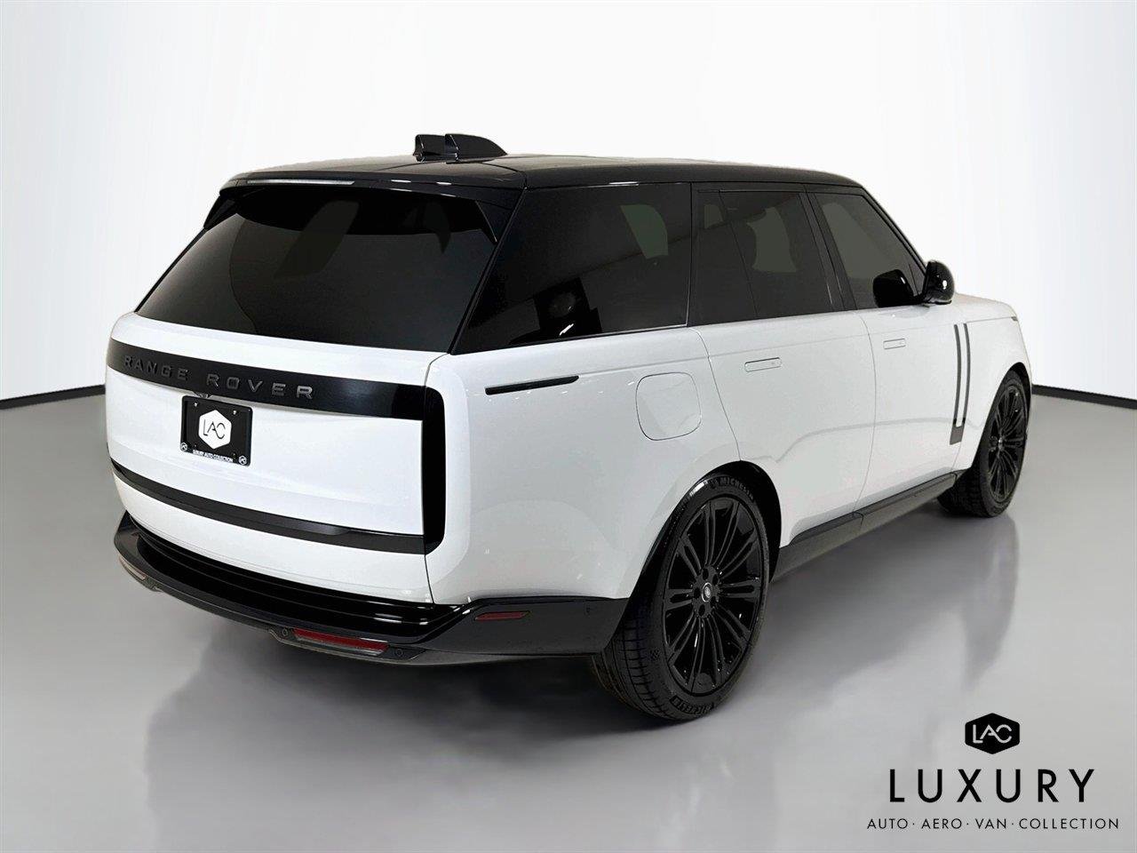 Used 2024 Fuji White Land Rover SE | Blackout Pkg | 360 Camera | Heated/Vented Seats image 6