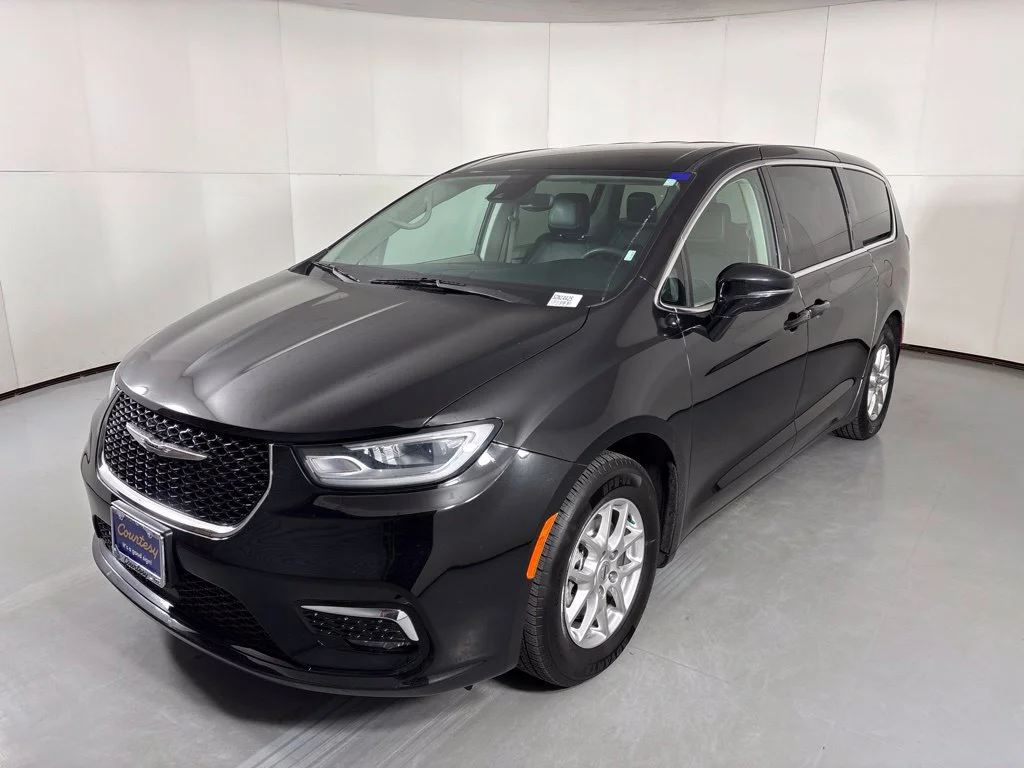 Used 2024 Black Chrysler Touring L image 4