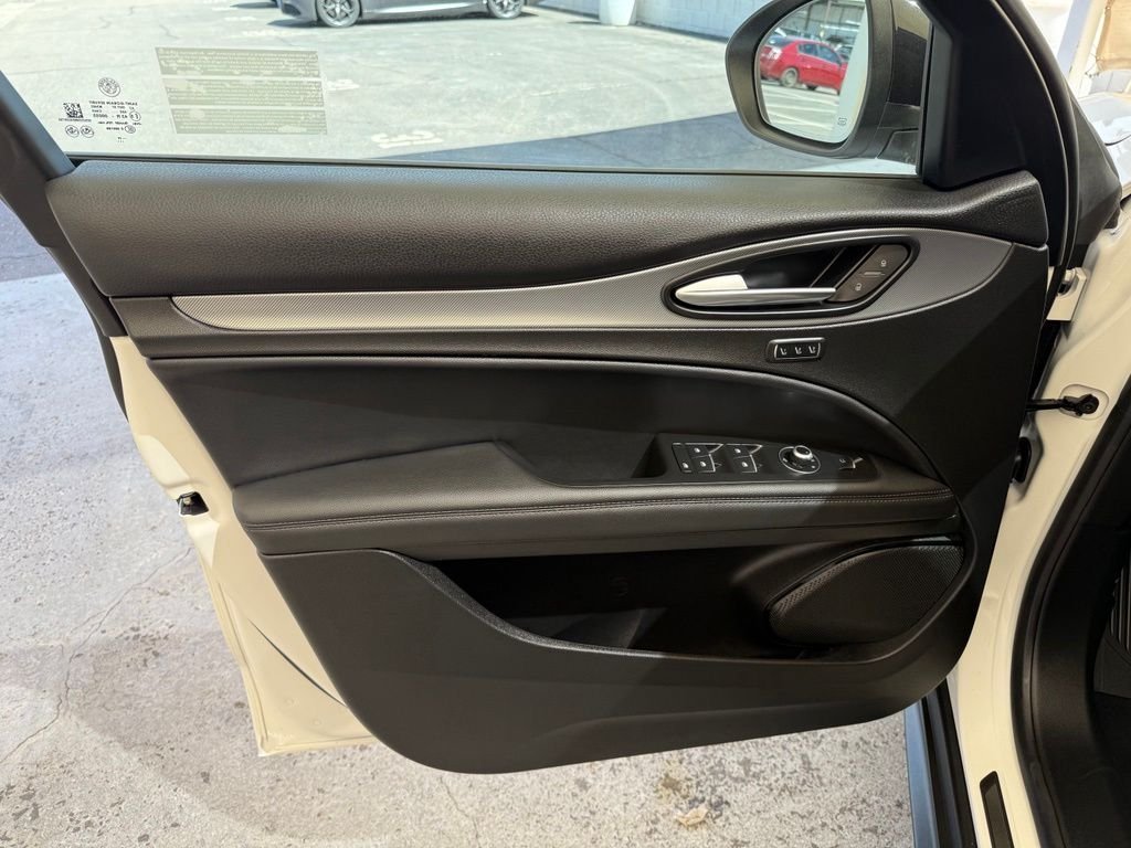 New 2026 Milano White Exterior Paint Alfa Romeo Base image 28