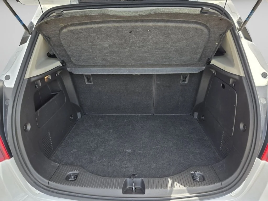 Used 2018 Summit White Buick Essence image 27