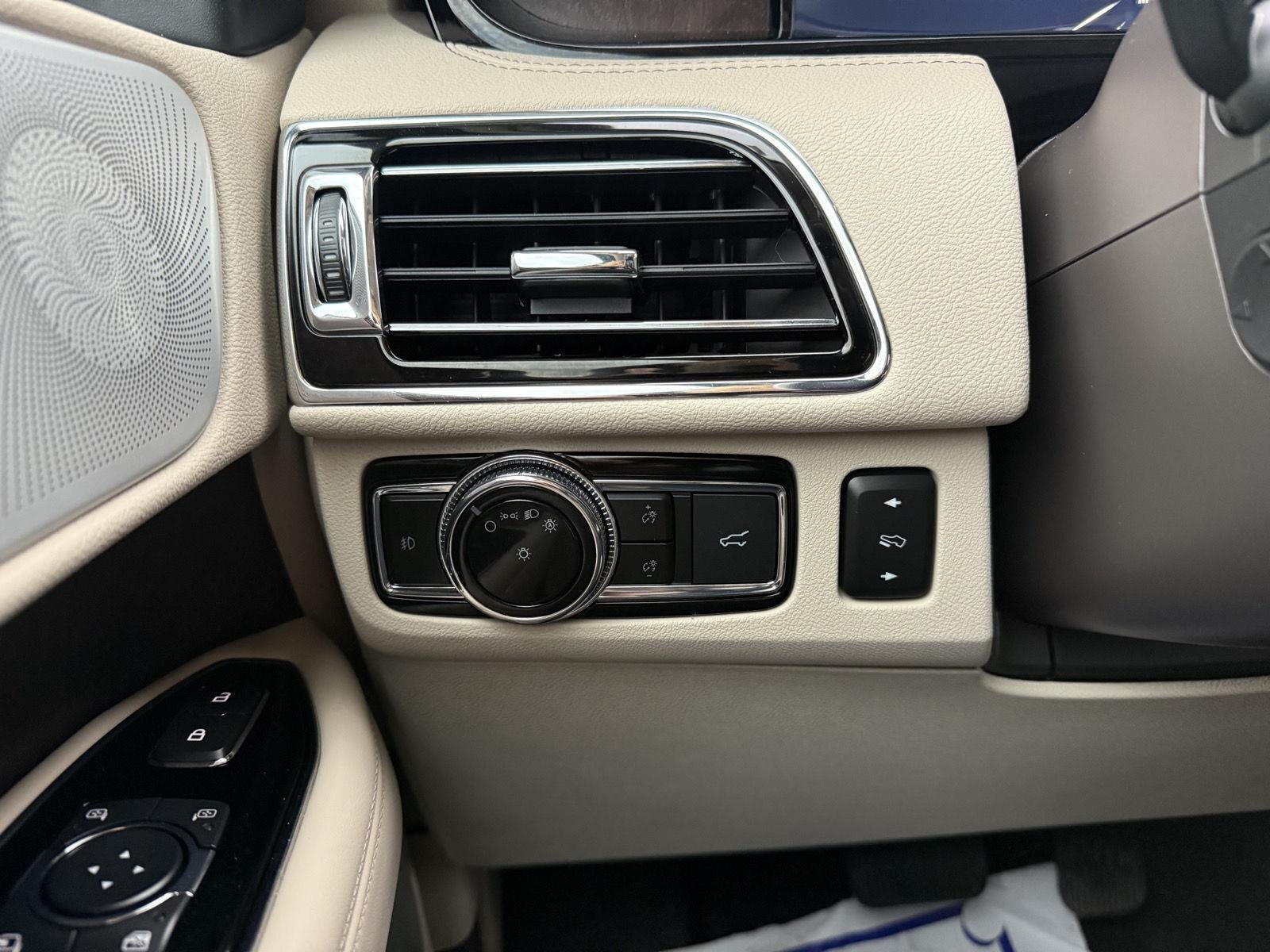 Used 2020 Ceramic Pearl Lincoln Reserve image 15
