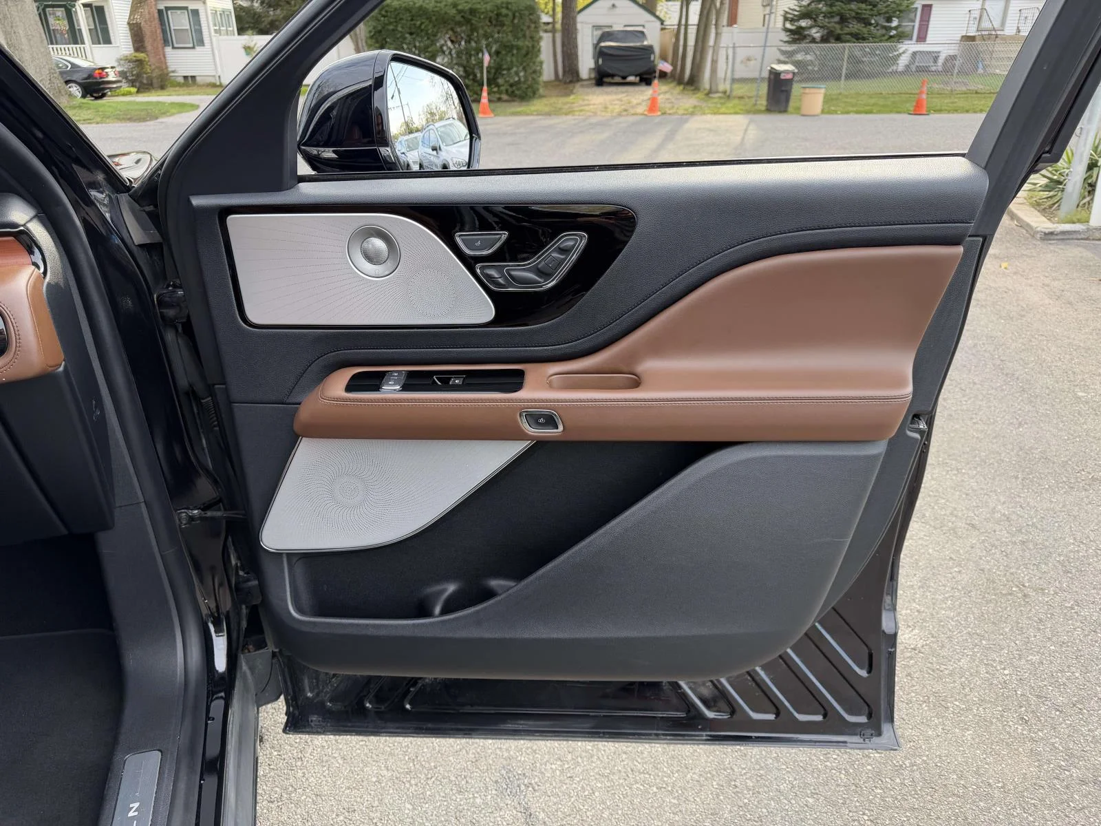 Used 2020 Black Lincoln Reserve image 12