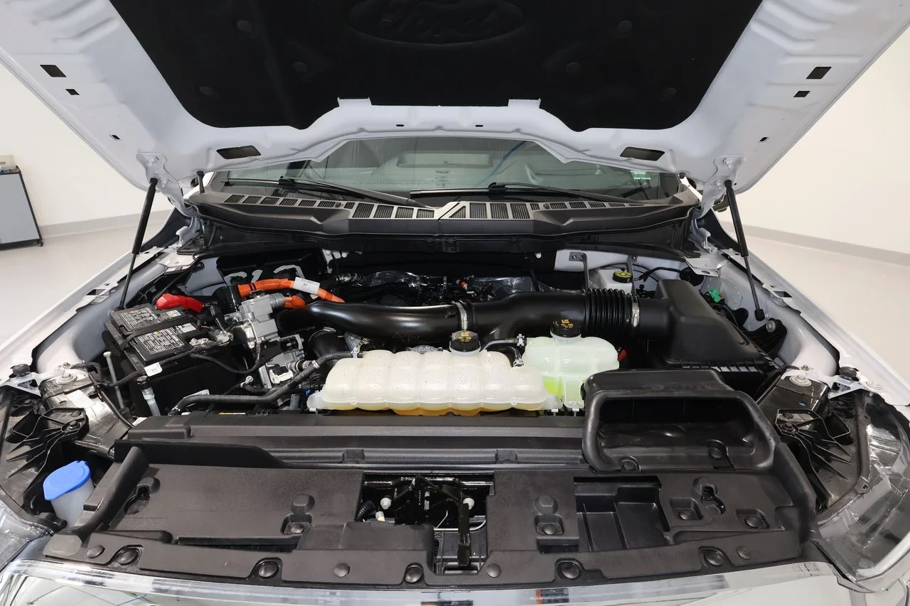 Used 2025 White Ford Lariat image 32