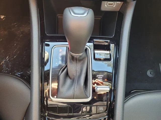 New 2026 Bright White Clear-Coat Exterior Paint Jeep Latitude image 24