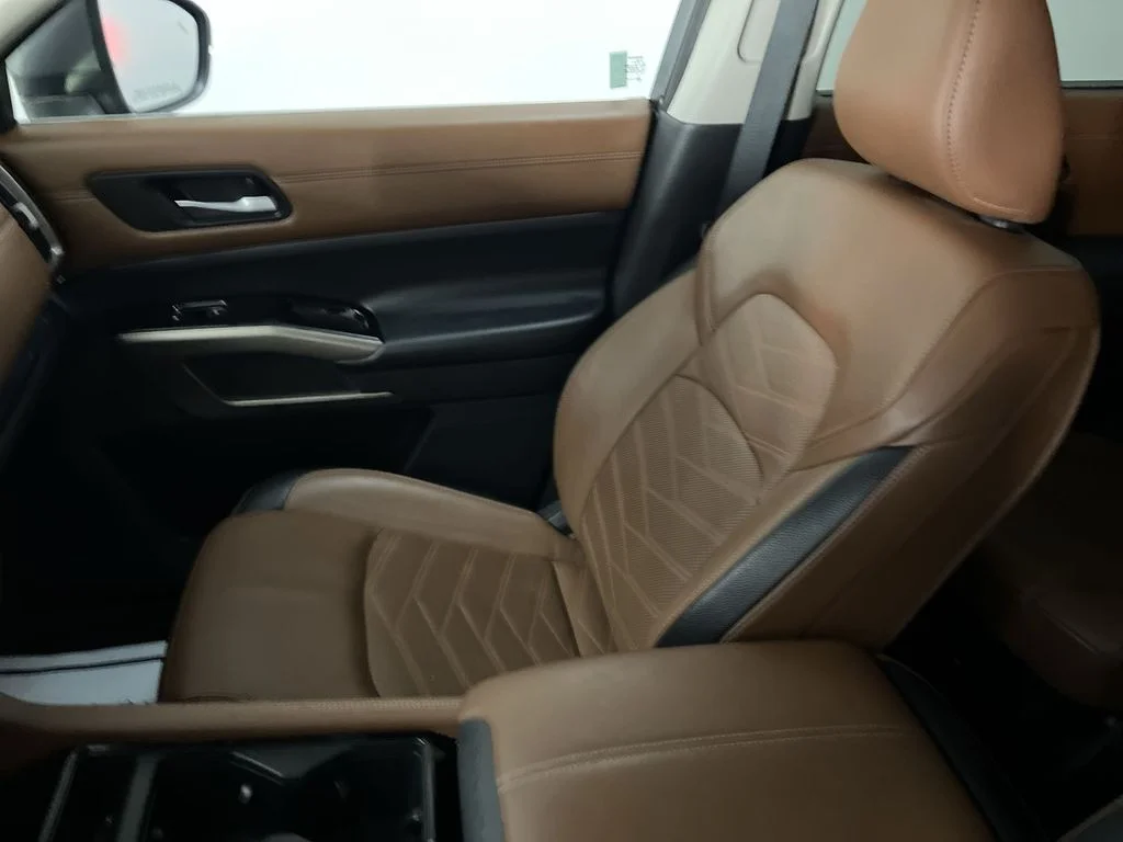 Used 2024 Gray Nissan Platinum image 11
