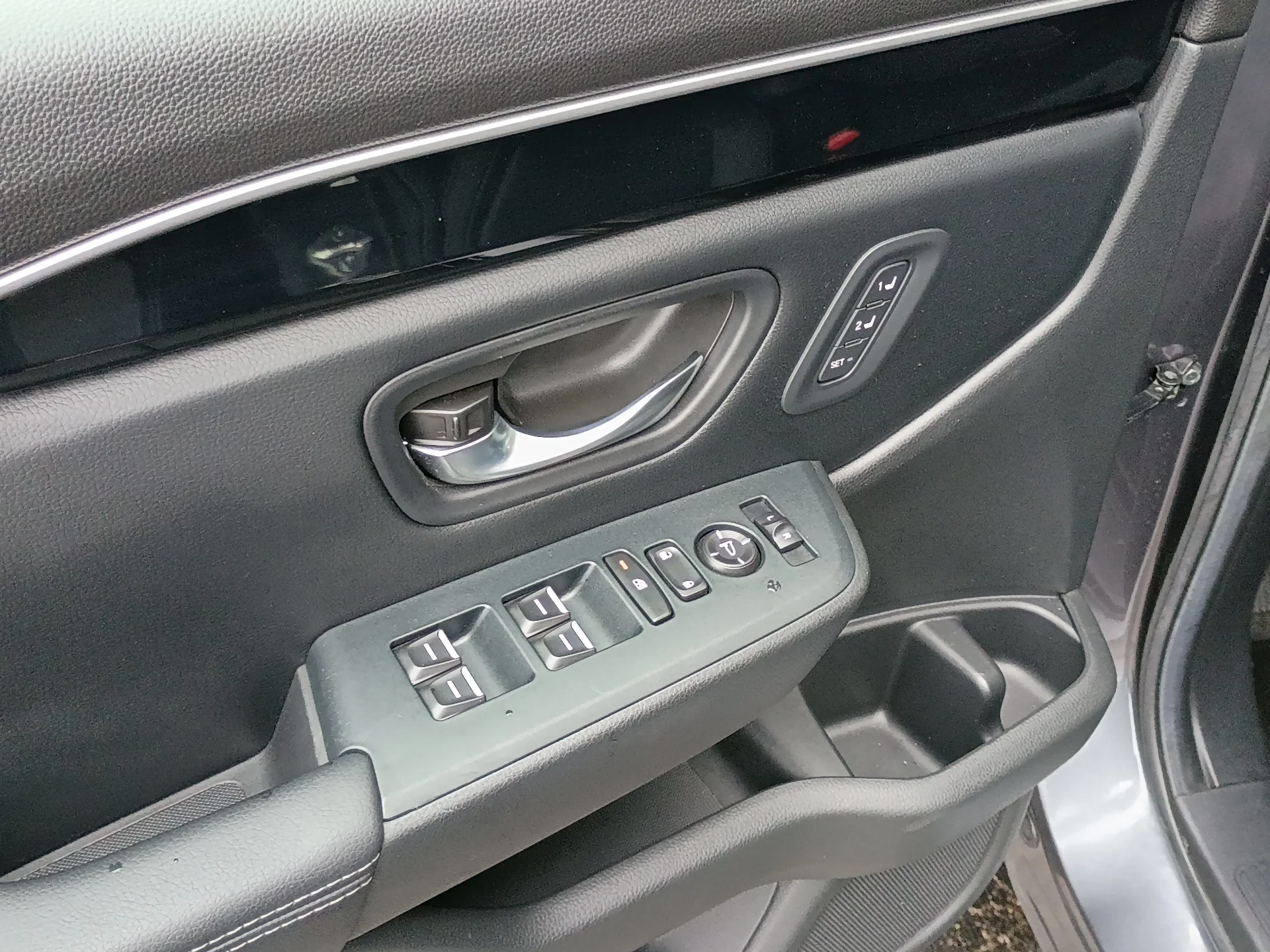 Certified Used 2025 Modern Steel Metallic Honda EX-L image 19