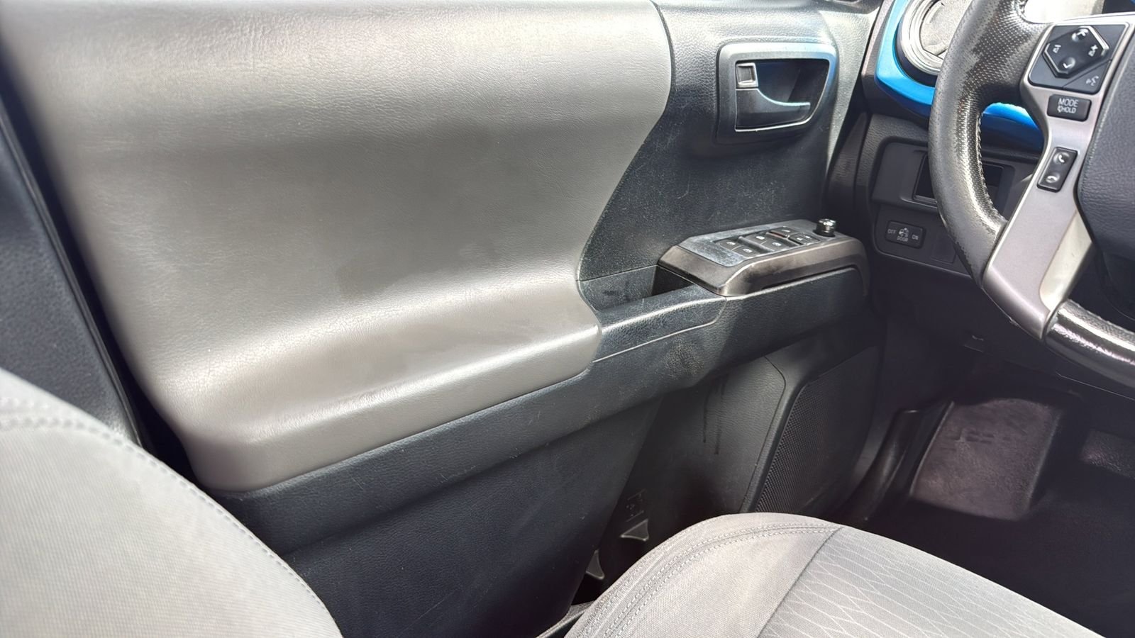 Used 2016 Blue Toyota SR5 image 11