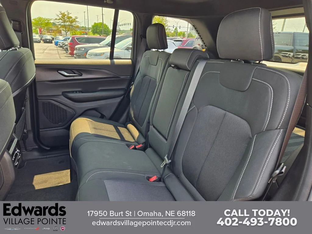 New 2026 Diamond Black Crystal Pearl-Coat Exterior Paint Jeep Laredo X image 27