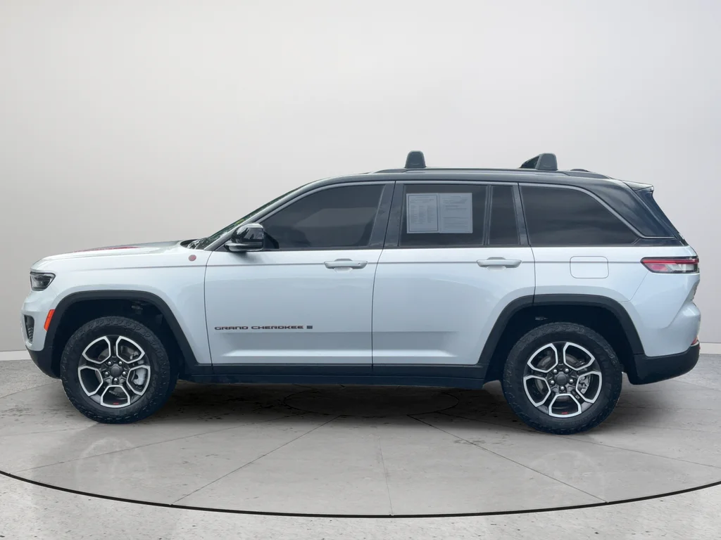 Used 2022 Silver Jeep Trailhawk image 10
