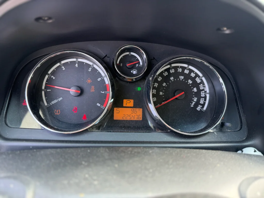Used 2008 Polar White Saturn XR image 5
