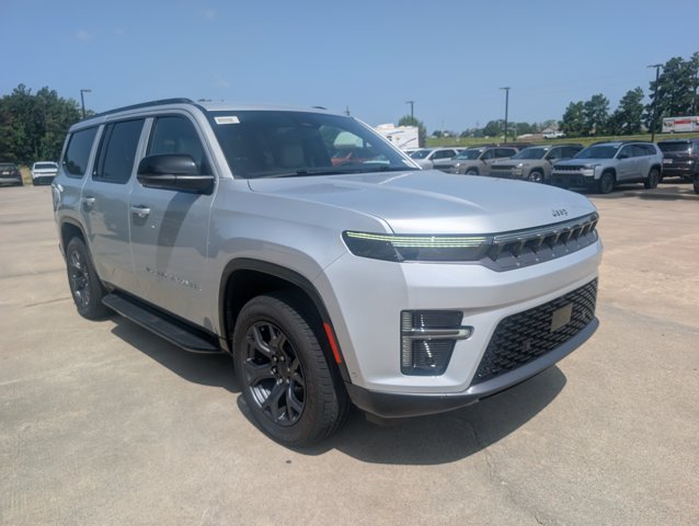 New 2026 Silver-Zynith Exterior Paint Jeep Limited Altitude image 7