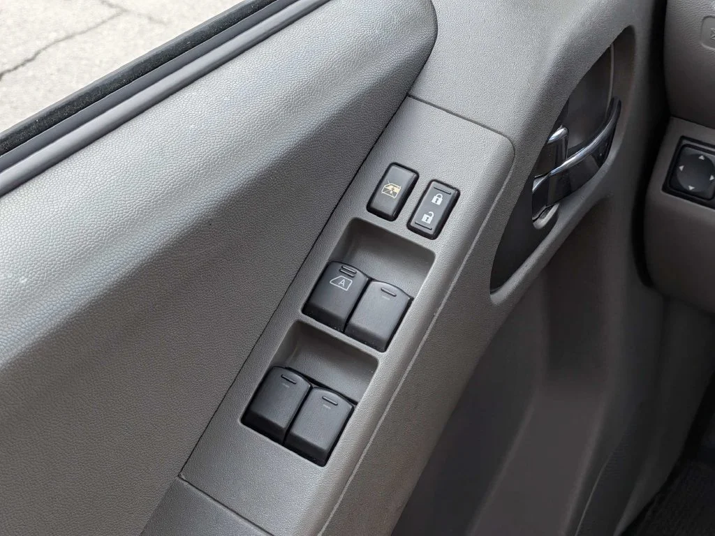 Used 2016 Silver Nissan SV image 19
