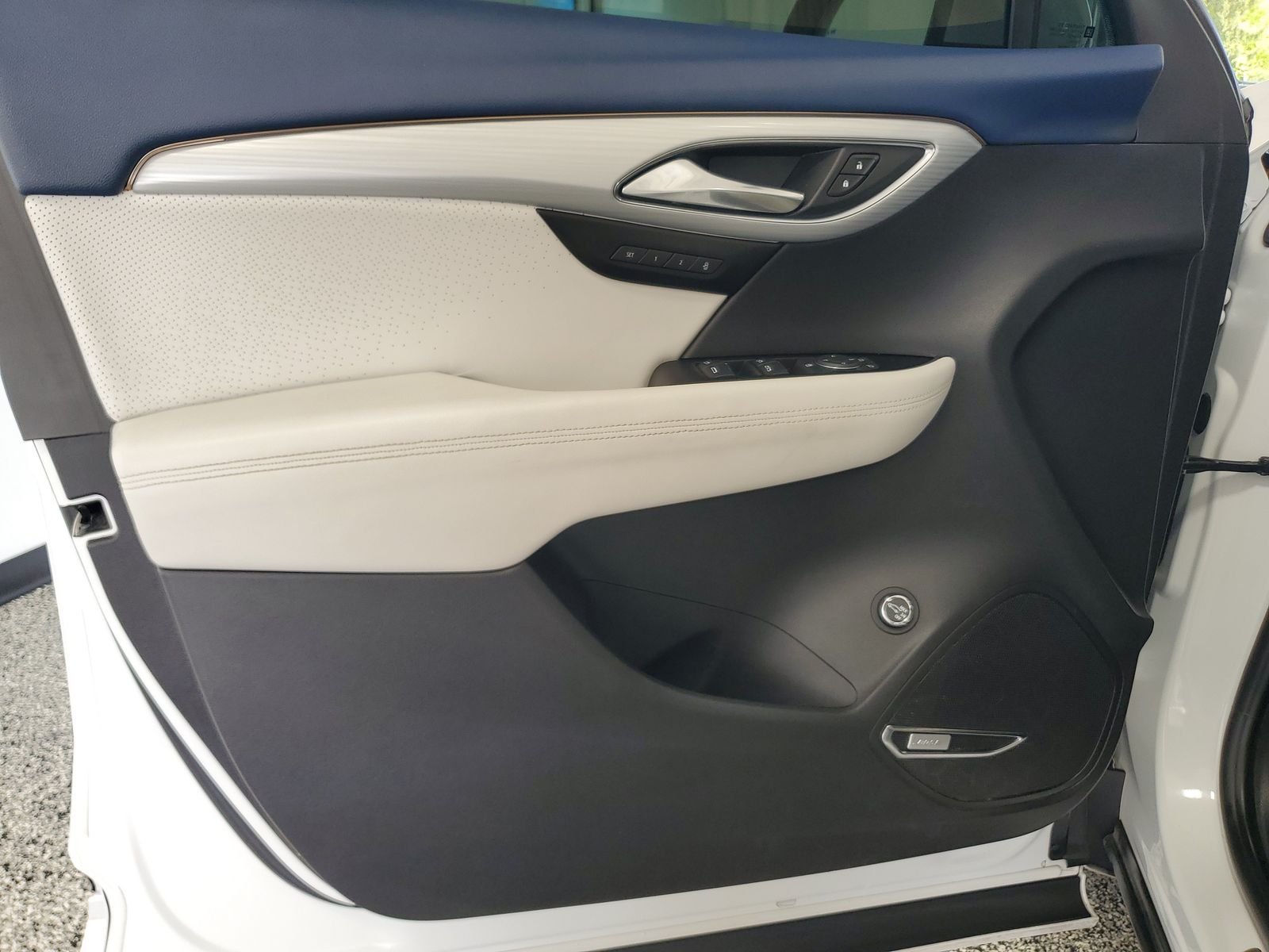 Used 2024 White Buick Avenir image 13