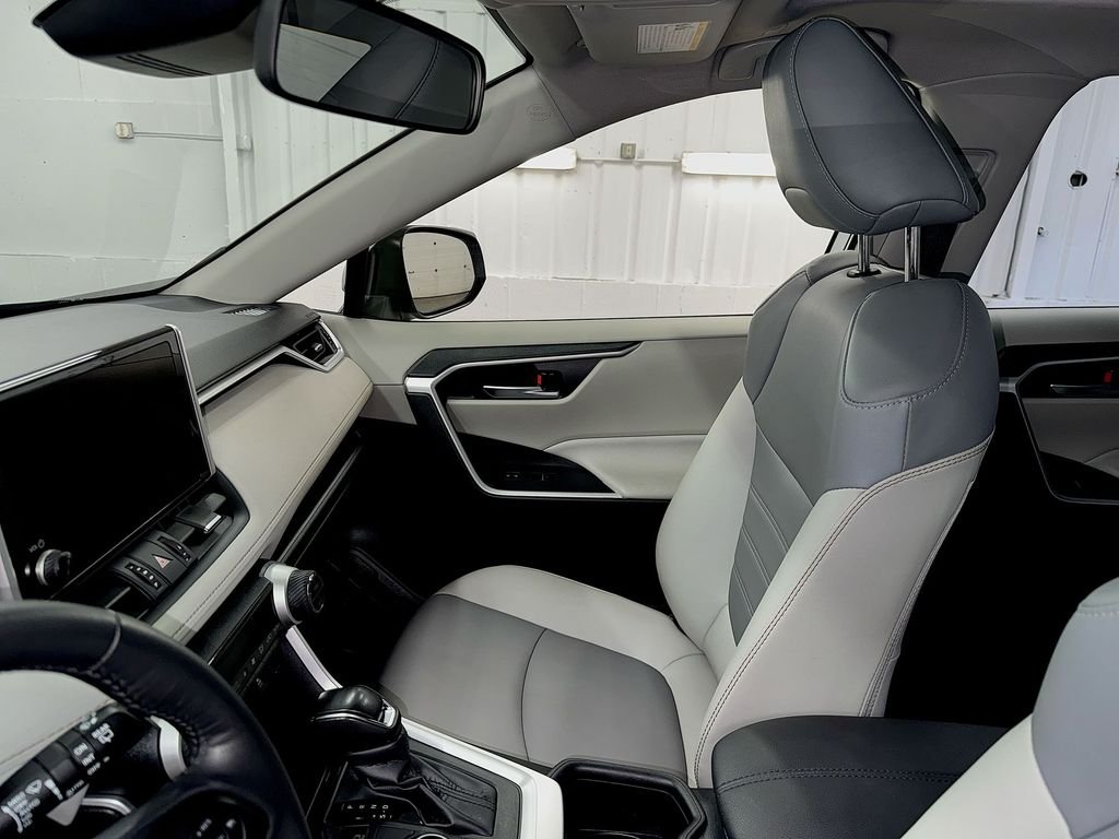 Used 2025 Silver Toyota XLE Premium image 22